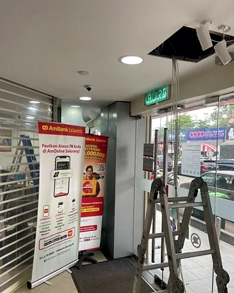 Kerja pemasangan di pintu masuk cawangan bank